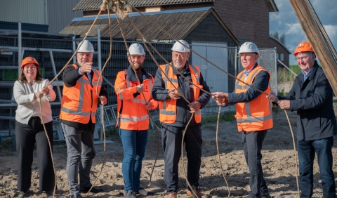 Eerste paal geslagen voor nieuwbouw Installatiebedrijf T. Breman Genemuiden